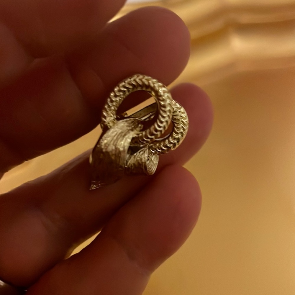 LISNER vintage screw on earrings